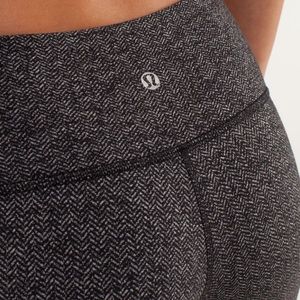 Herringbone size 6 Lululemon wunder under crops